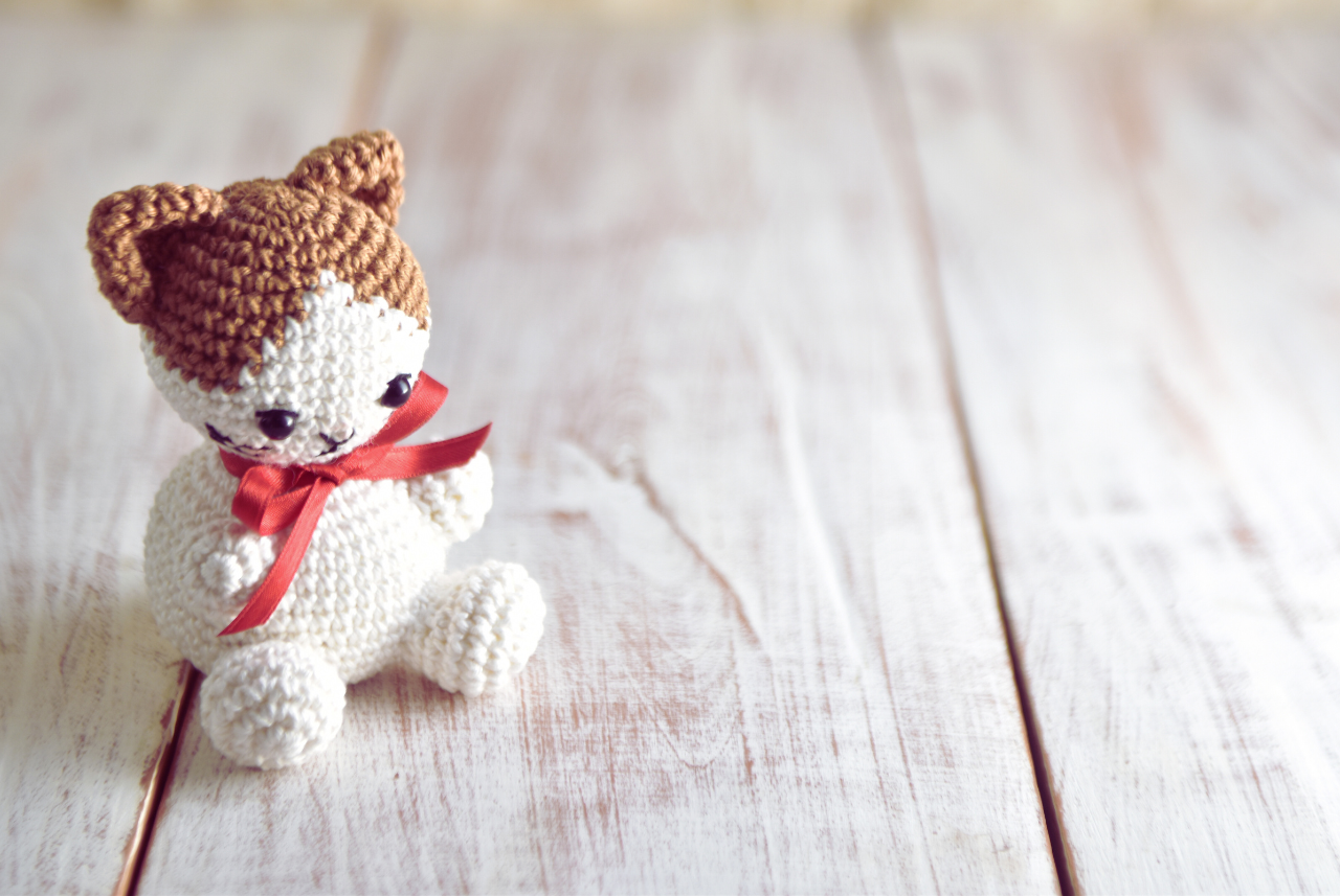 Craft unique crochet cat toys that combine fun and safety for your pets. Discover patterns and tips to create engaging yarn cat toys.